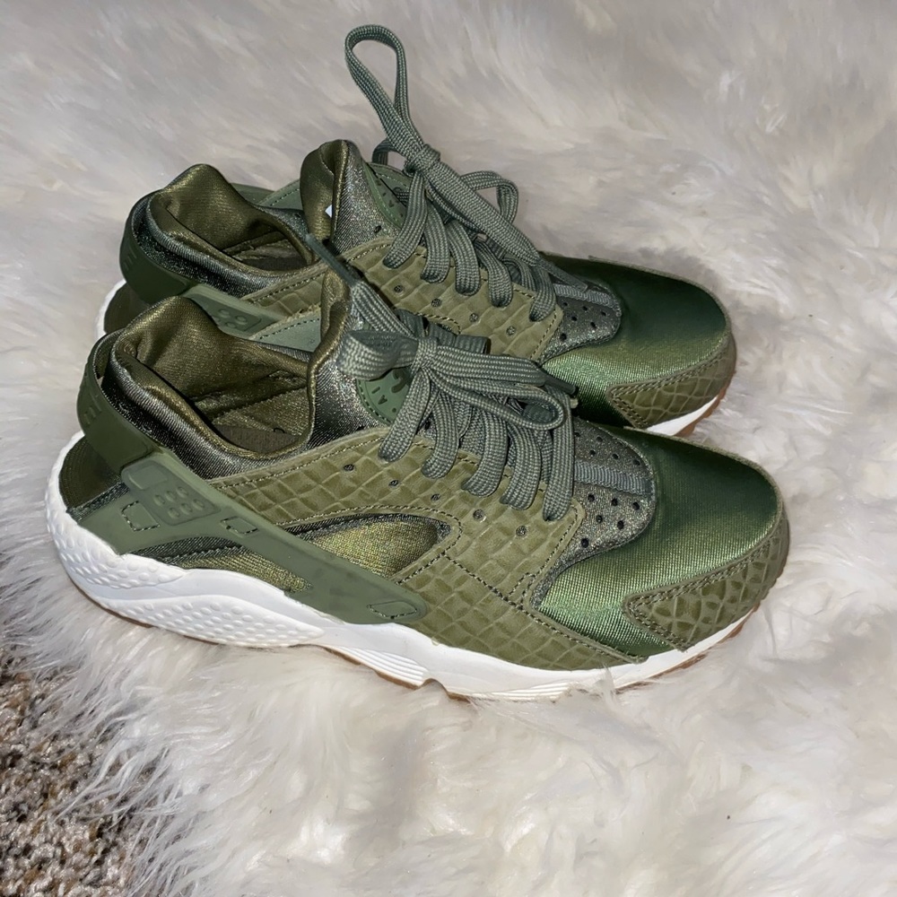 Green Nike Huarache tennis shoes